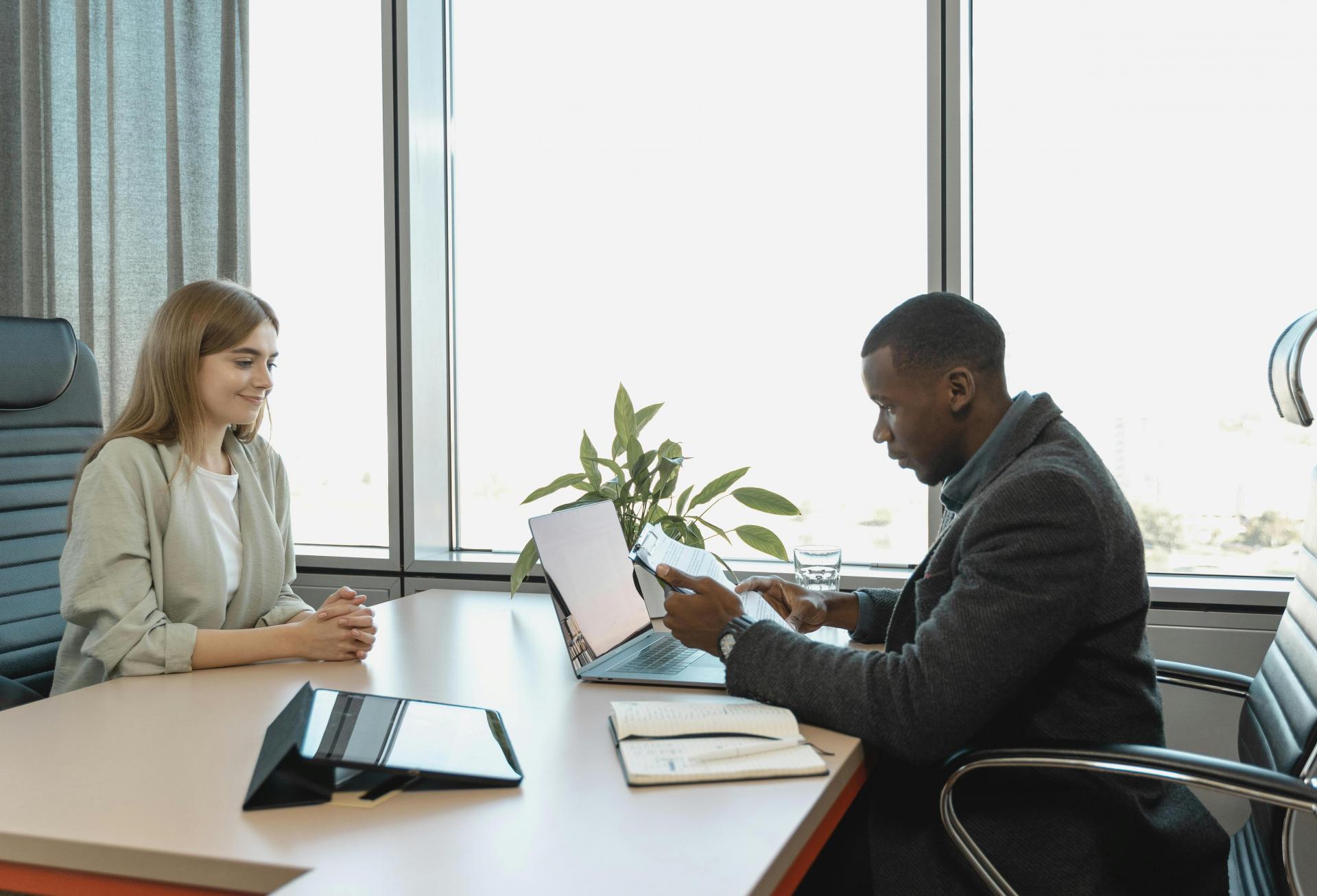 SelectLeaders Article Roundup: Using AI In Hiring, Strategies To Engage And Retain Candidates, And More