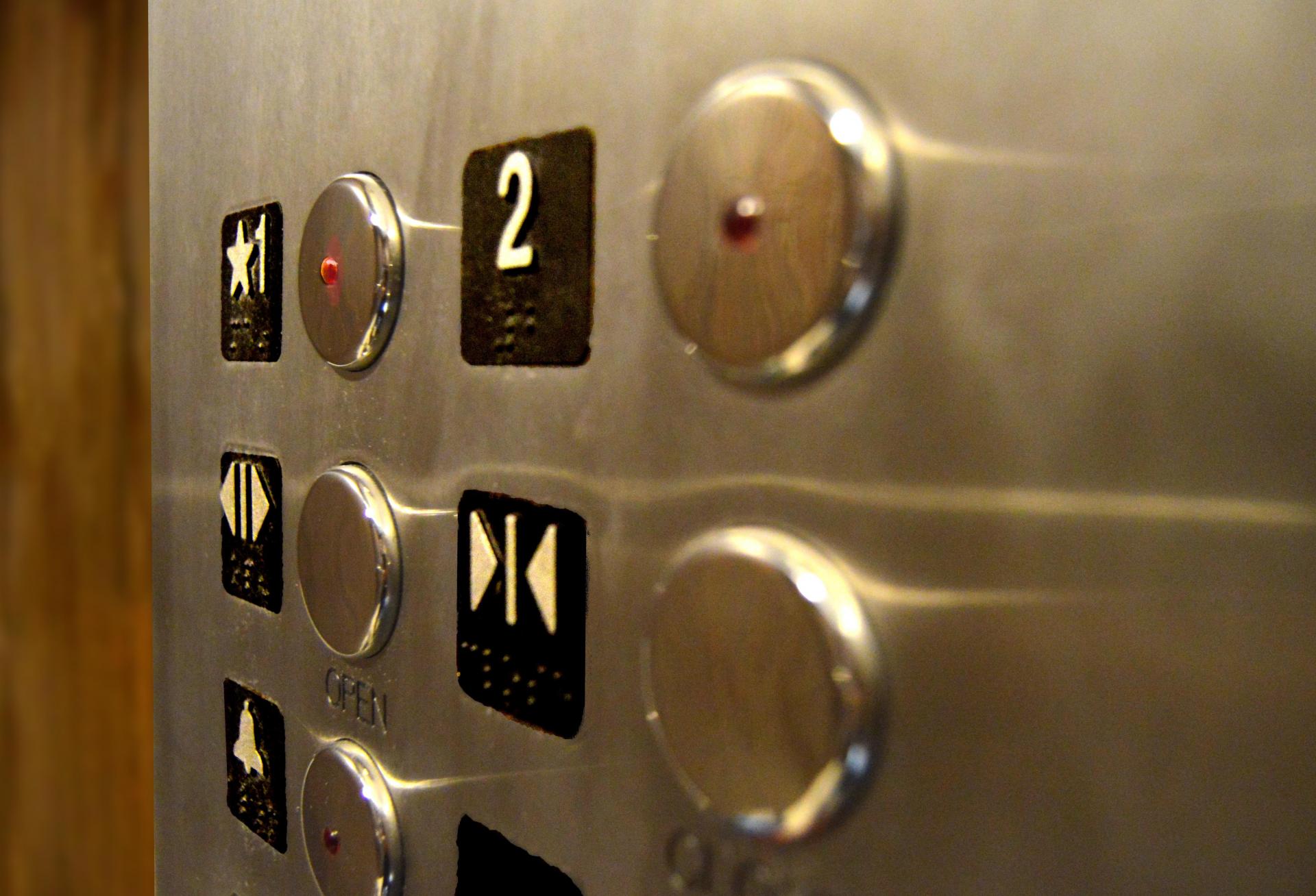 All Aboard, Next Stop The Basement: What Elevator Usage Tells Us About Omicron And The Workplace