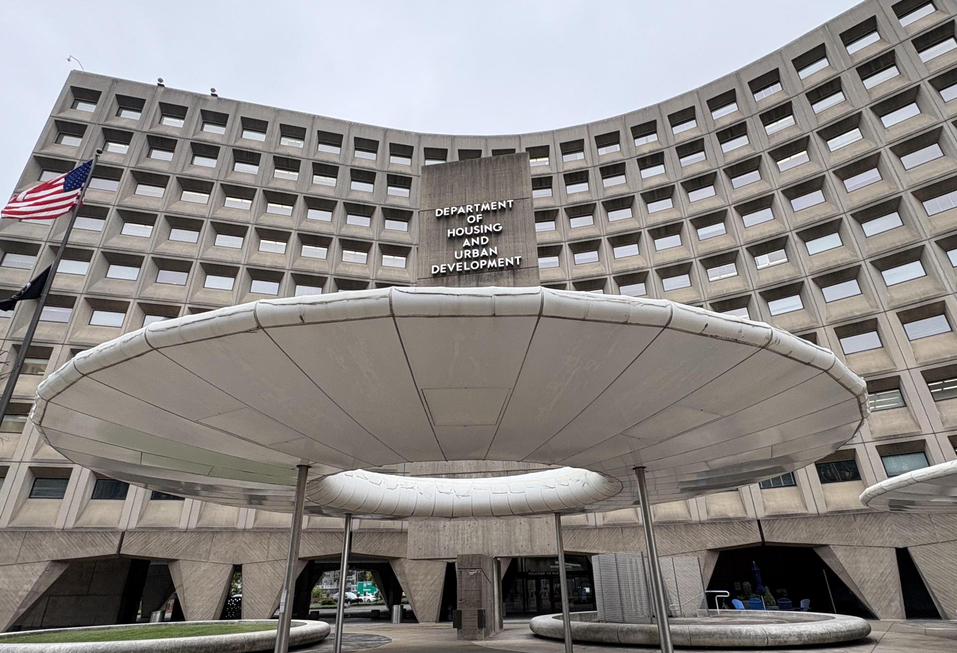 HUD To Lay Off Hundreds As Government Shutdown Drags On