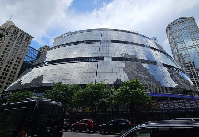 Exterior of the Thompson Center in Chicago (May 2026)