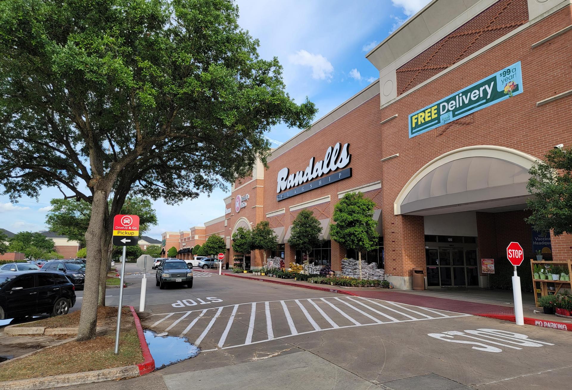 Grocery-Anchored Retail Centers Boom Amid Investor Food Fight, New Appetite From Surprising Tenants