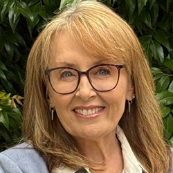  Nanci Vega 