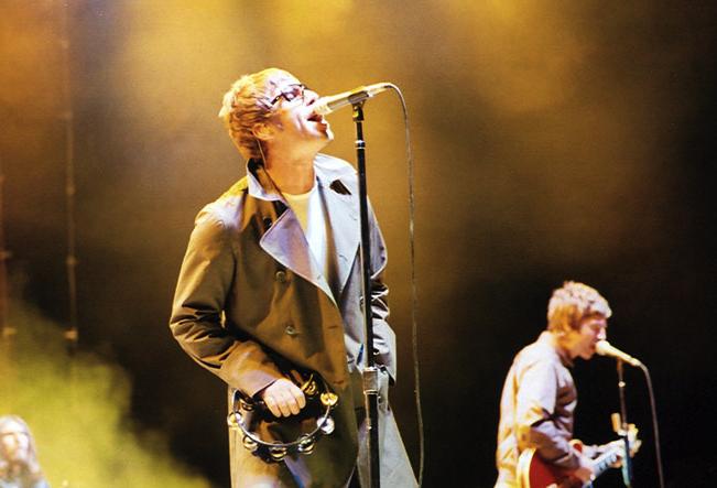 Band performance Oasis