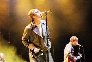 Band performance Oasis