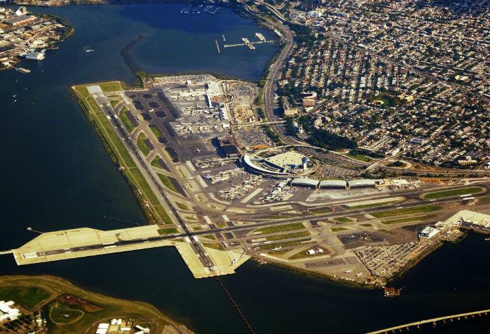 American Airlines received billions in loans for renovate its terminals at La Guardia