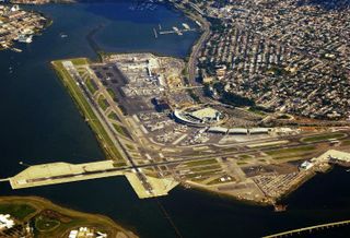 American Airlines received billions in loans for renovate its terminals at La Guardia