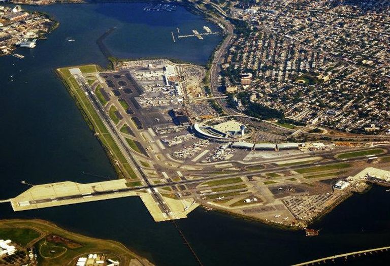 American Airlines received billions in loans for renovate its terminals at La Guardia