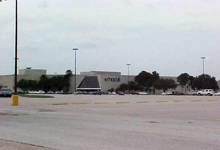 Greenspoint Mall Macy's
Credit: Wikimedia Commons: Judahdavis
https://commons.wikimedia.org/wiki/File:Macysgreenspoint.jpg 