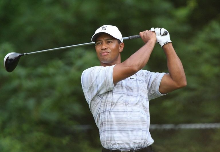 1190px-Tiger_Woods_drives_by_Allison