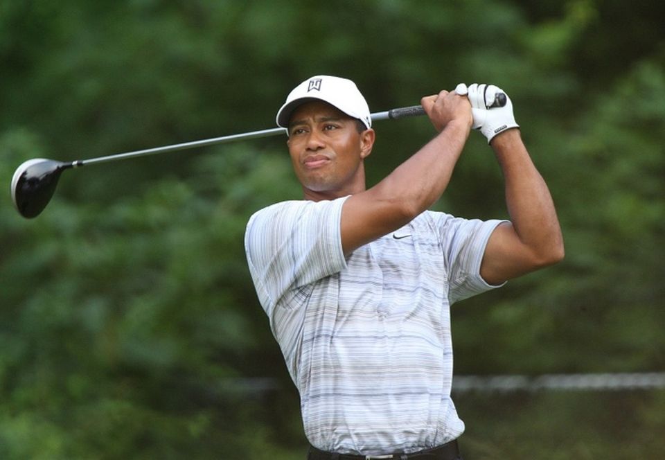 1190px-Tiger_Woods_drives_by_Allison