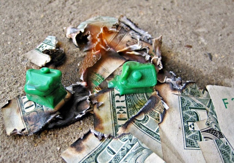 burning house burning money