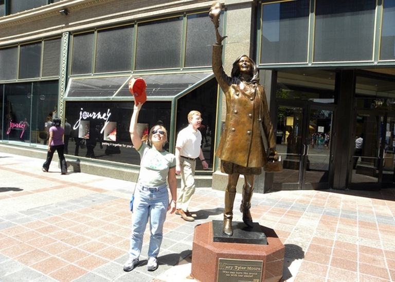 mary tyler moore statue