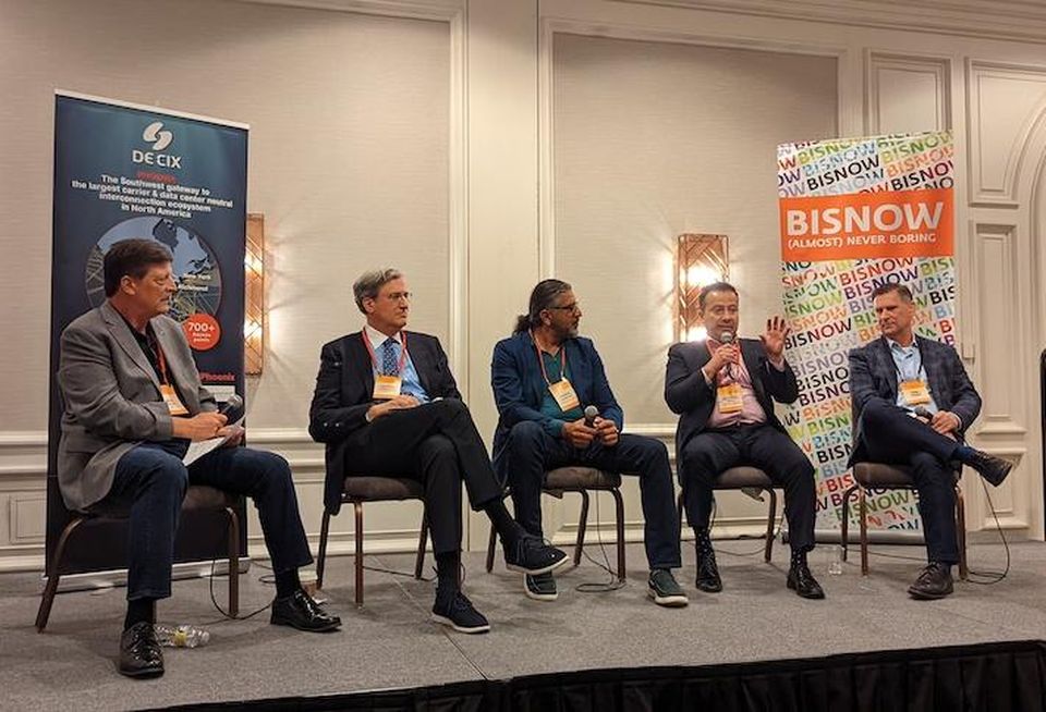 Layer 9 Datacenters CEO Michael Ortiz (second from right) discusses the state of the Phoenix data center market with (left to right) Vertiv’s Greg Stover, Mintz’s Jeffrey Moerdler, United Security Bank’s Nabeel Mahmood and VPLS’s Derek Garnier at Bisnow’s DICE Southwest.