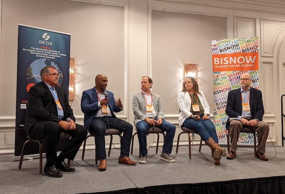 TBL Mission Critical’s Marvin Rowell (second from left) discusses the Phoenix market’s labor woes with (from left to right) Iron Mountain’s Robert McClary, Compass Datacenters’ Chris Curtis, CyrusOne’s Lindsey Bruner and TAS Energy’s Jon Benson.
