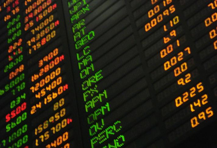 Weak Consumer Spending Pushes Stocks Down