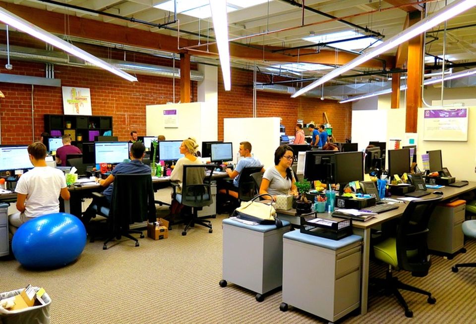 Overview of DeskHub members at work.