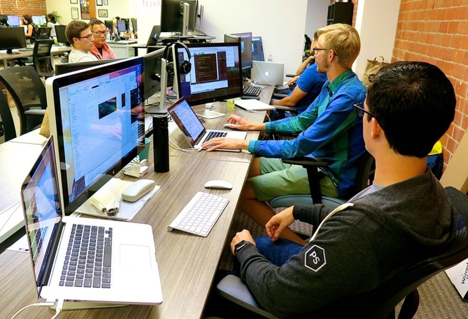 A DeskHub team