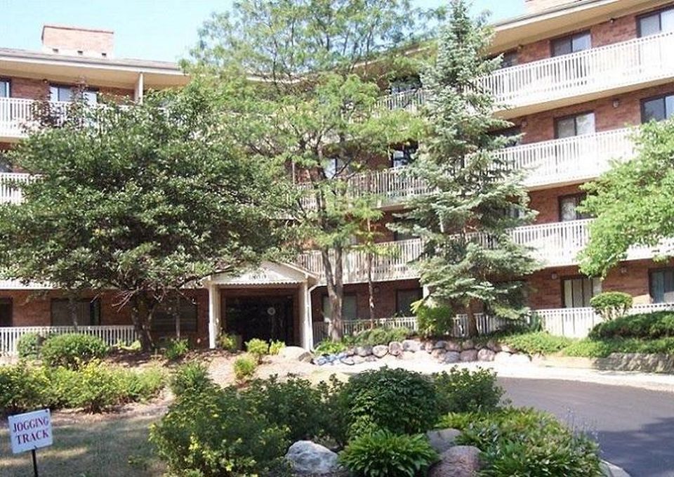 Deer Creek Condominiums in Gurnee, IL.