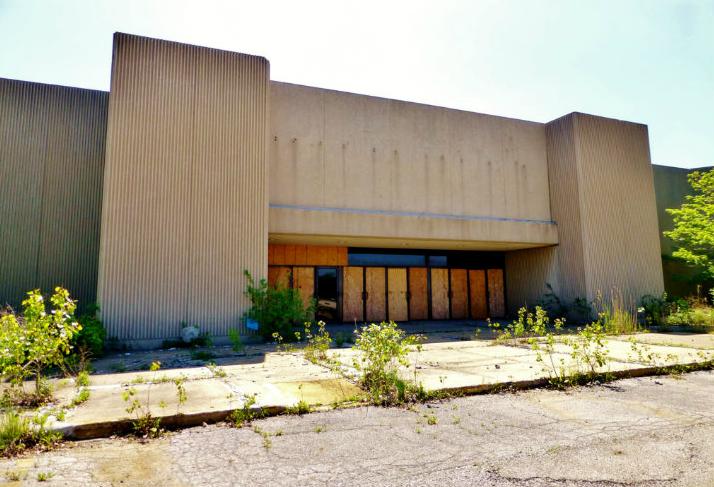 Vacant store, big box, empty, Macy's