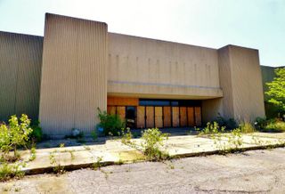 Vacant store, big box, empty, Macy's