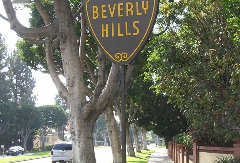 Retailers and hotels in Beverly Hills aim to lure tourists from China with special accommodations.