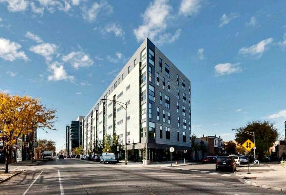 L Logan Square, Chicago