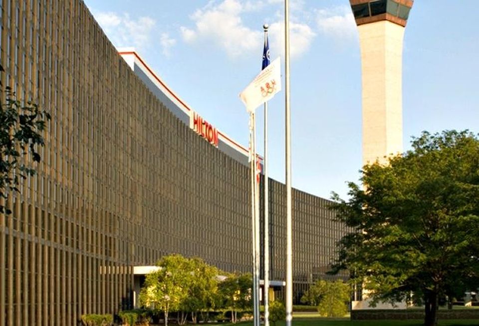 The Hilton Chicago O'Hare will be modernized to accommodate large trade shows under a plan proposed by the Chicago Department of Aviation.