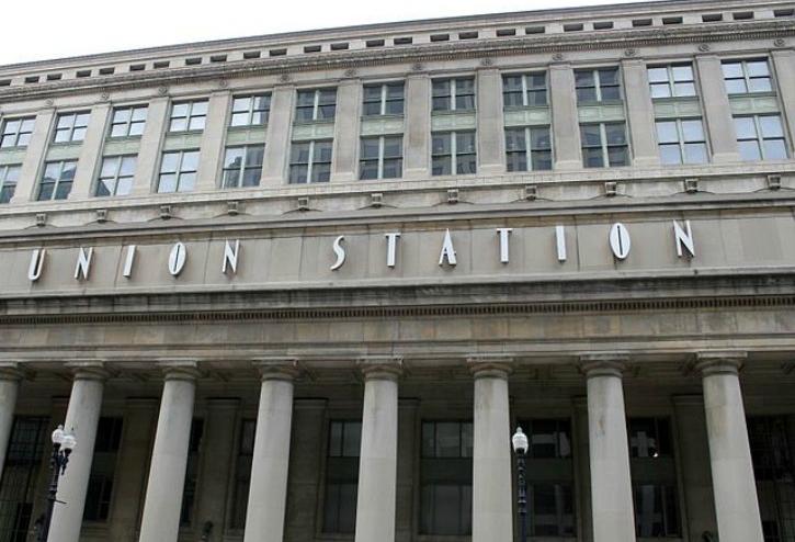 The outside facade of Union Station, Chicago, IL