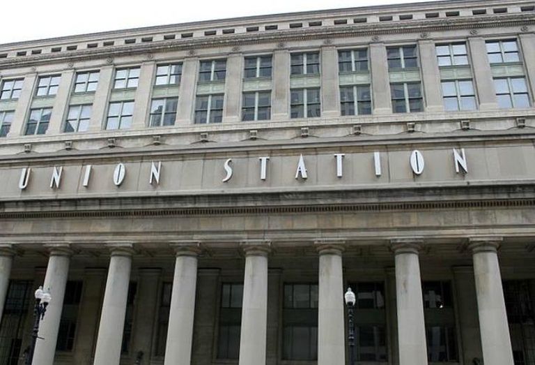 The outside facade of Union Station, Chicago, IL