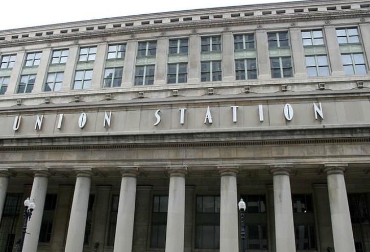 The outside facade of Union Station, Chicago, IL