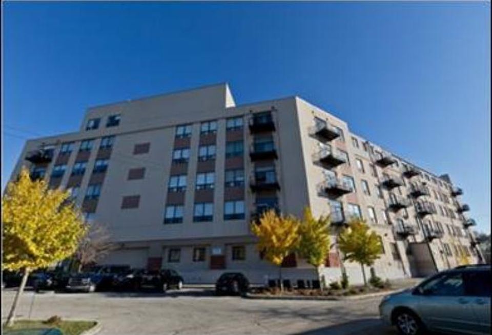 Marcus & Millichap facilitated the sale of this 69-unit apartment building at 2451 W Howard in Chicago.