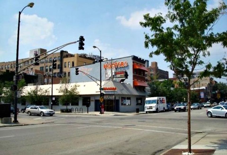 The Hooters on Wells Street, Chicago, IL