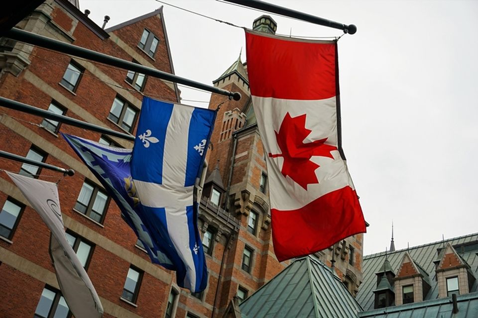canada quebec flags