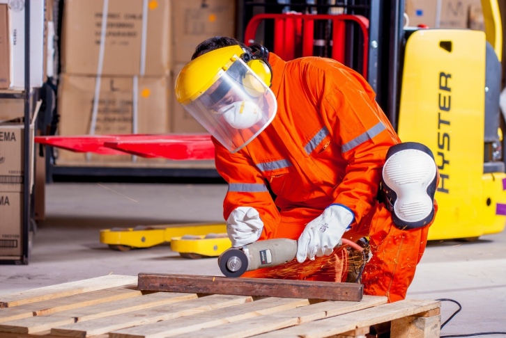 worker with mask