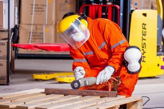 worker with mask