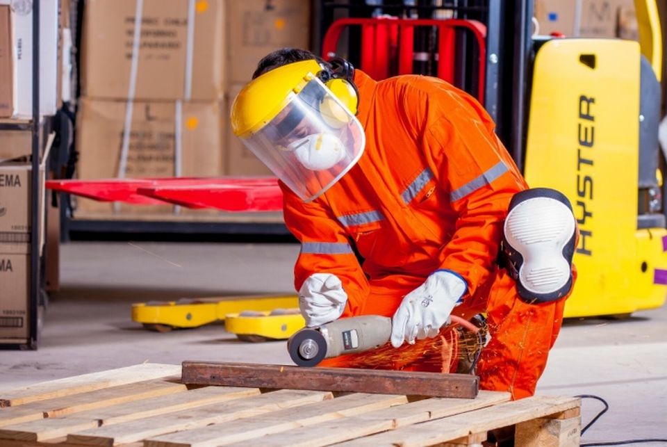 worker with mask