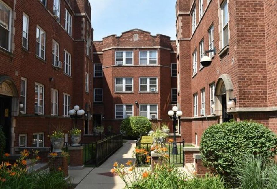 Located on Chicago’s North Side, 6110 N. Winthrop is one of seven buildings in a pair of apartment portfolios totaling 329 units recently listed for sale by Chicago-based Kiser Group.