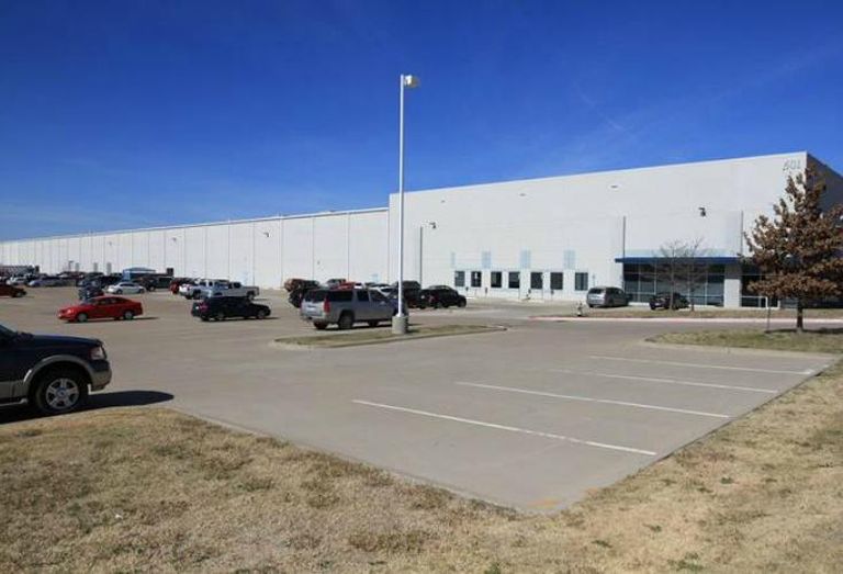 Stream secured the investment sale of a 315k SF industrial facility at 601 National Drive in Ennis. The BTS warehouse, manufacturing and office facility is 100 percent leased to Cenveo Corporation. Stream’s Jamie Jennings, James Mantzuranis, Caitlin Clinton and Cannon Green repped the seller, LSREF4 Dual. 