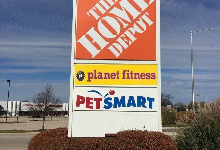 Pylon Shops of Schaumburg Court with Planet Fitness