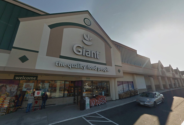 Giant Maple Avenue Shopping Center Vienna