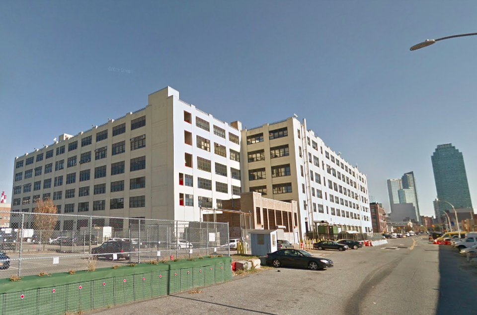Amazon will lease the 672K SF 44-36 Vernon Blvd., owned by the New York City Department of Education, in 2019. It will also lease 1M SF at One Court Square, the blue skyscraper in the distance.