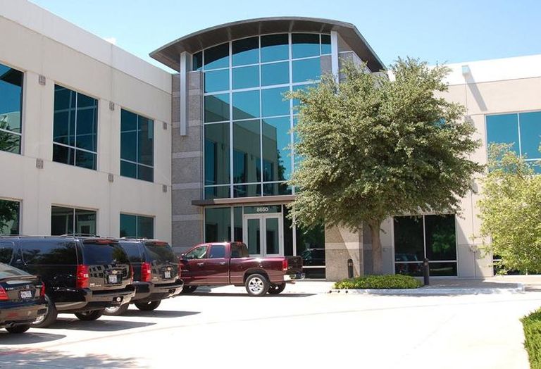 Sirius XM Connected Vehicle Services extended its lease and expanded to 43K SF, adding 7K SF of office space in Freeport Corporate Center at 8650 Freeport Parkway South in Irving. Bradford Commercial’s Kevin Brookmole repped the landlord, Slate Freeport Holdings. Savills Studley’s Kelly Winn repped the tenant.