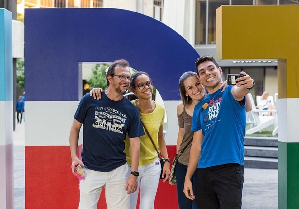 Midtown sign selfies