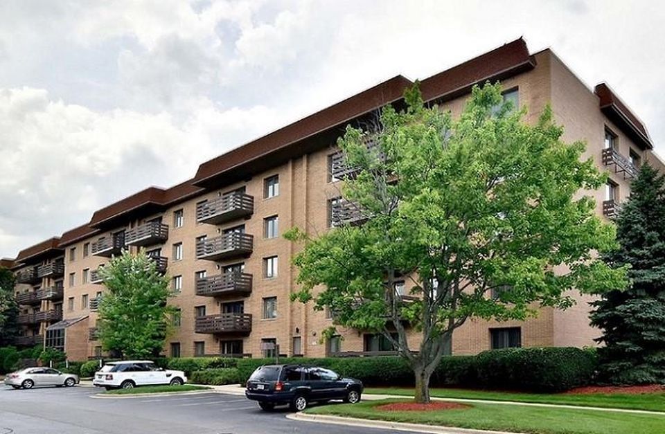 Valley Lo II, a 1980sera apartment community in Glenview, IL. 