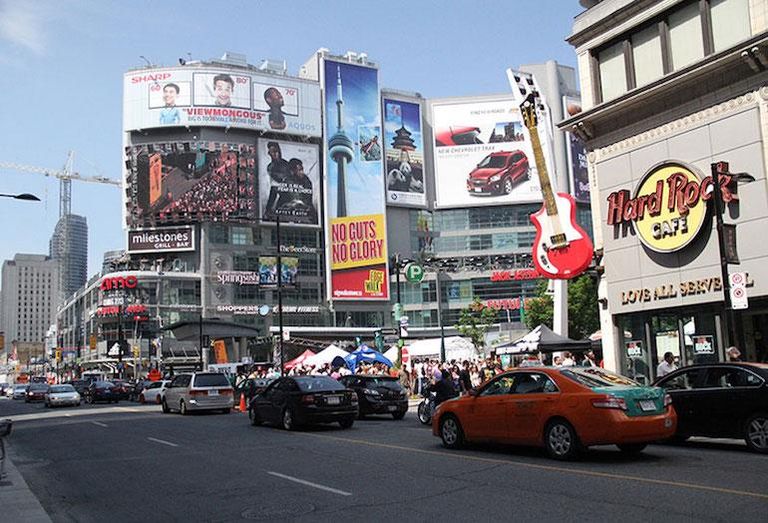 10 Dundas St E in Toronto.