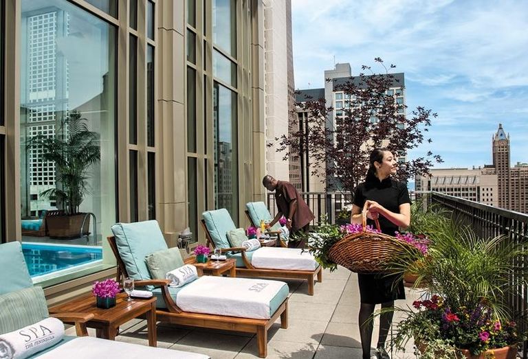  The Peninsula Chicago's Sundeck