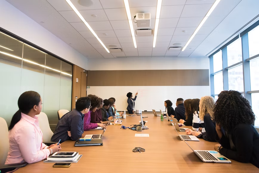 Tech diversity of women and men in a board room 