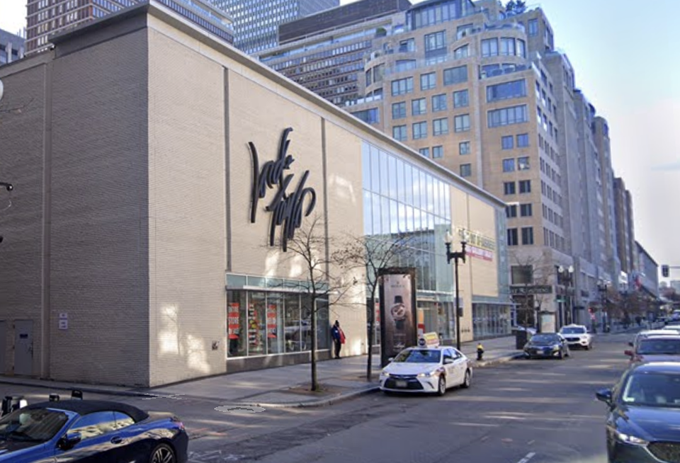 Sports goods chain Dick's Sporting Goods Inc. is in advanced talks over former Lord & Taylor space.