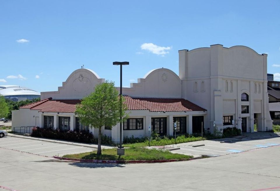 Ojos Locos Sports Cantina leased a 7K SF freestanding restaurant building at 1620 East Copeland Road in Arlington. Weitzman’s Gretchen Miller and Stephen Wise handled negotiations as leasing agents representing the property. Pete Podesta and Alden Harris with SHOP Companies repped the restaurant.
