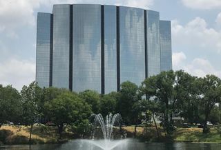 MC Communications Inc. leased 13K SF of office space in Lakeside Square at 12377 Merit Drive in Dallas from Younan Properties. Bradford Commercial Real Estate’s Melanie Hughes, Bret Cooper and Richmond Collinsworth repped the landlord. John Beach and Garrison Efird of Jackson Cooksey repped the tenant.